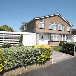 Nicely Decorated 3 Bedroom House Near Heathrow, London , Staines-upon-Thames United Kingdom